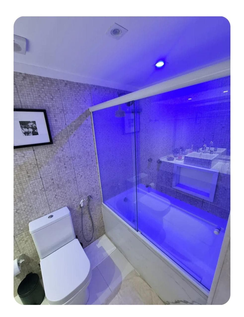 Banheiro com box iluminado em azul