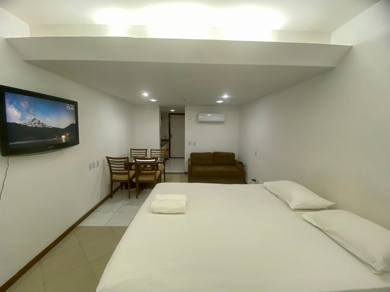 Flat amplo com cama de casal e área de estar