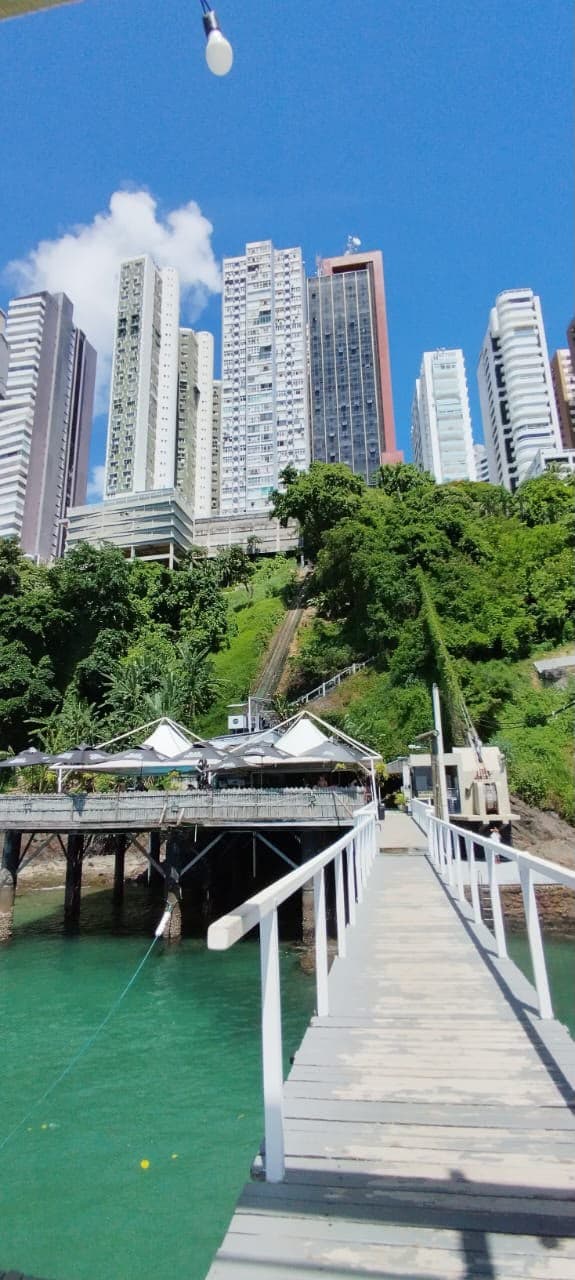 Passarela do píer com os prédios do Corredor da Vitória ao fundo