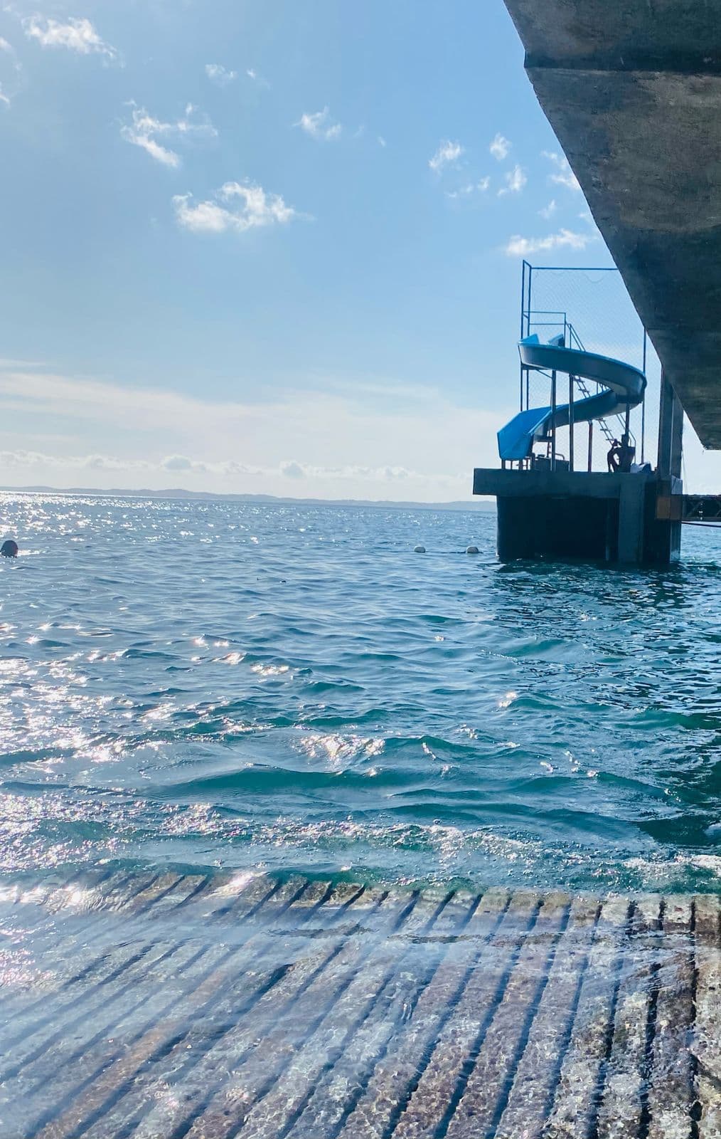 Tobogã do píer sobre o mar