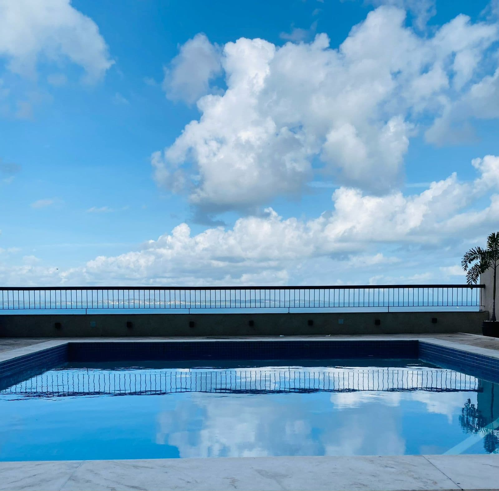 Piscina na cobertura com vista para o mar