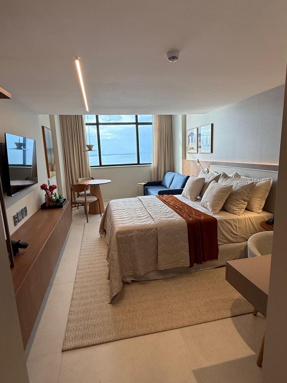 Quarto com cama e janela iluminada