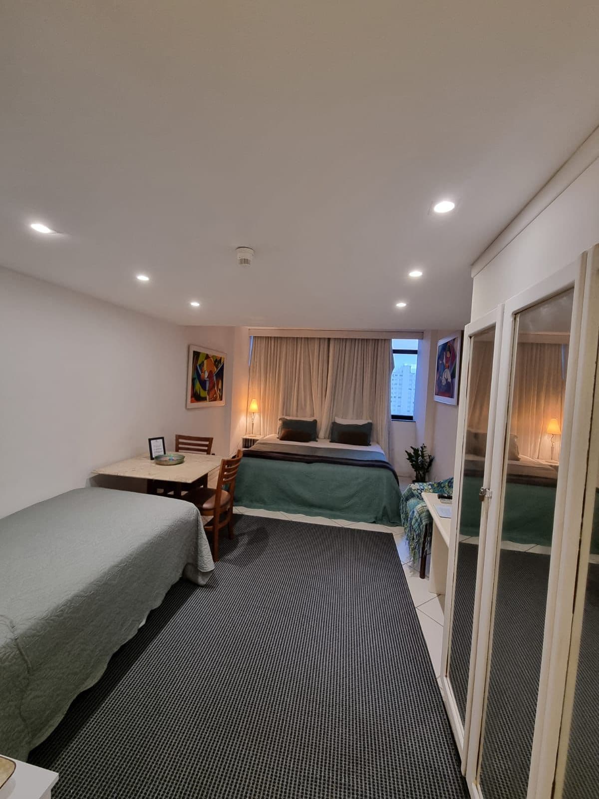 Quarto triplo com vista para a avenida
