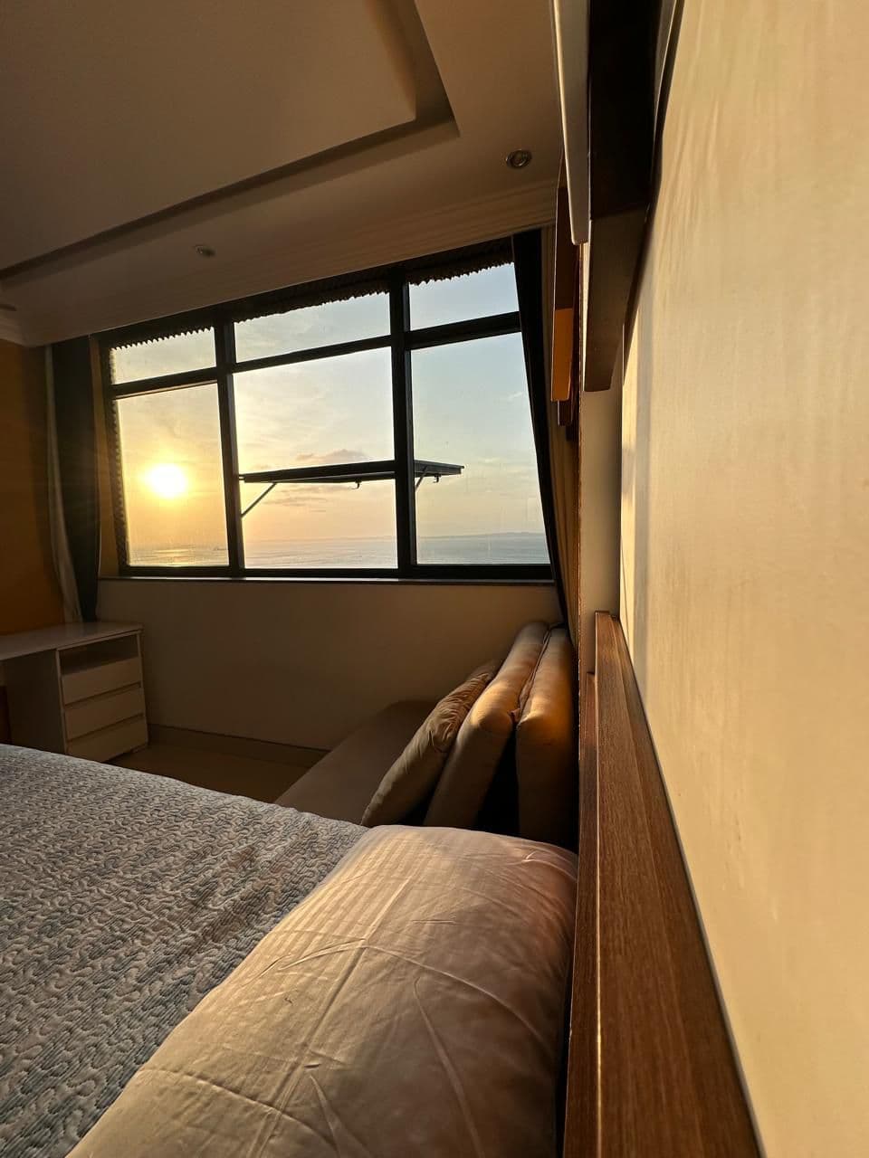 Quarto triplo com vista para o mar