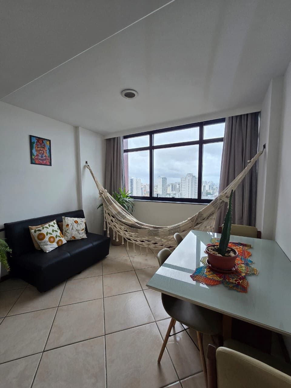 Área de estar com sofá e mesa de apoio