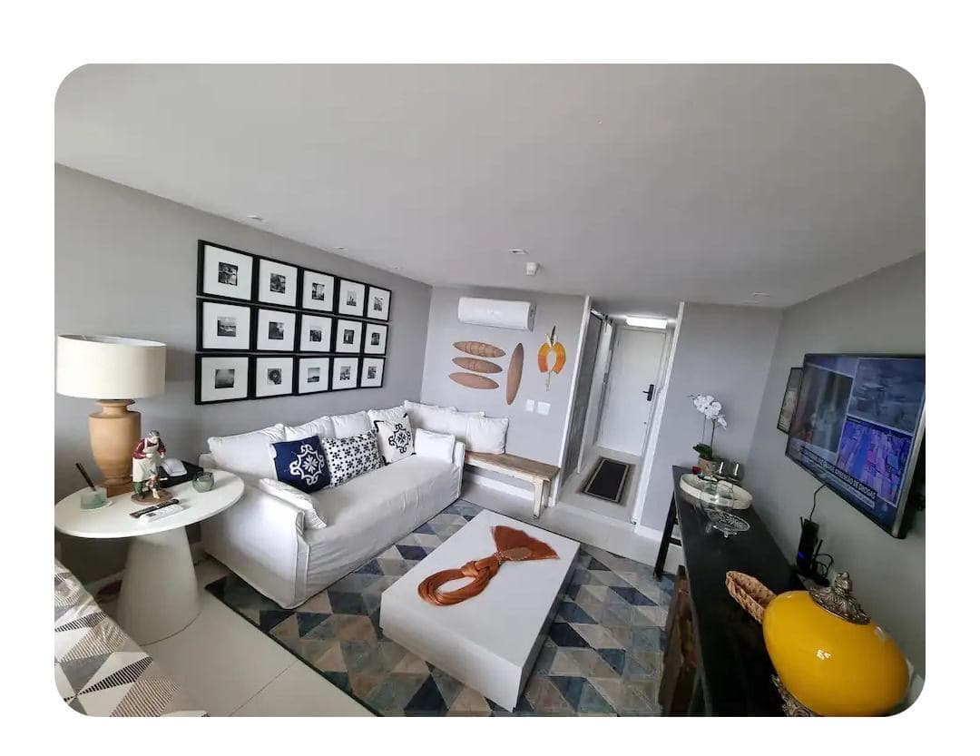 Sala de estar com sofá, TV e mesa de centro