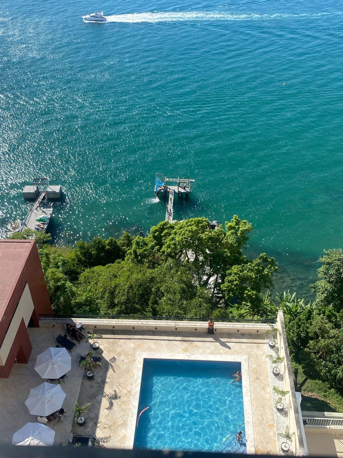 Piscina com vista para a Baía de Todos os Santos